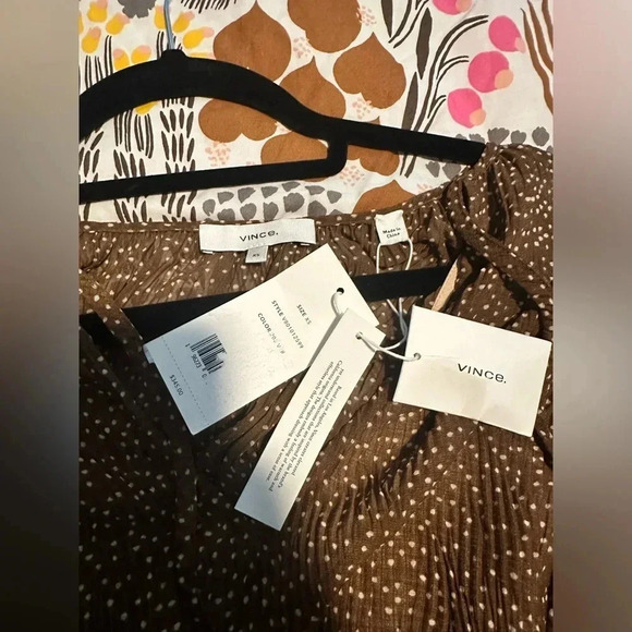 Vince Starry Dot Shirred Split Neck Blouse NWT size XS - Picture 8 of 8